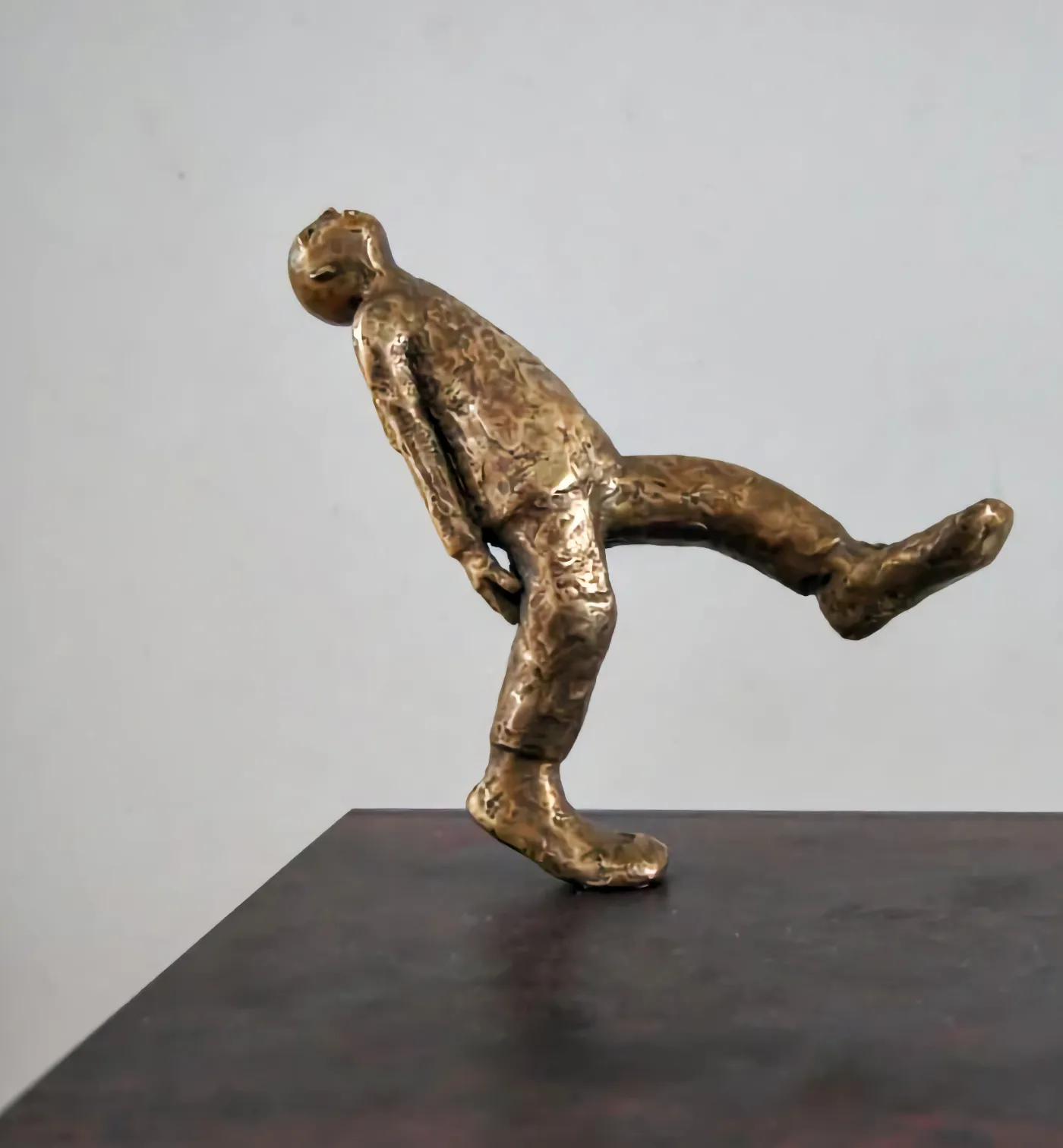 skulptur bronze quadrat